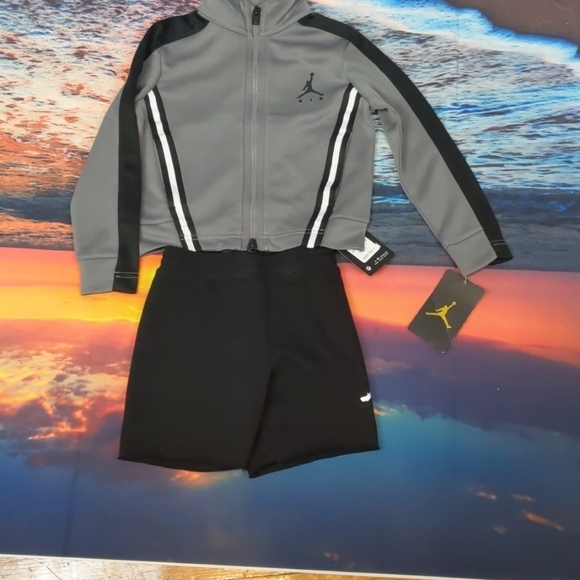 Jordan zipped track jacket and shorts size 2t - Picture 2 of 6